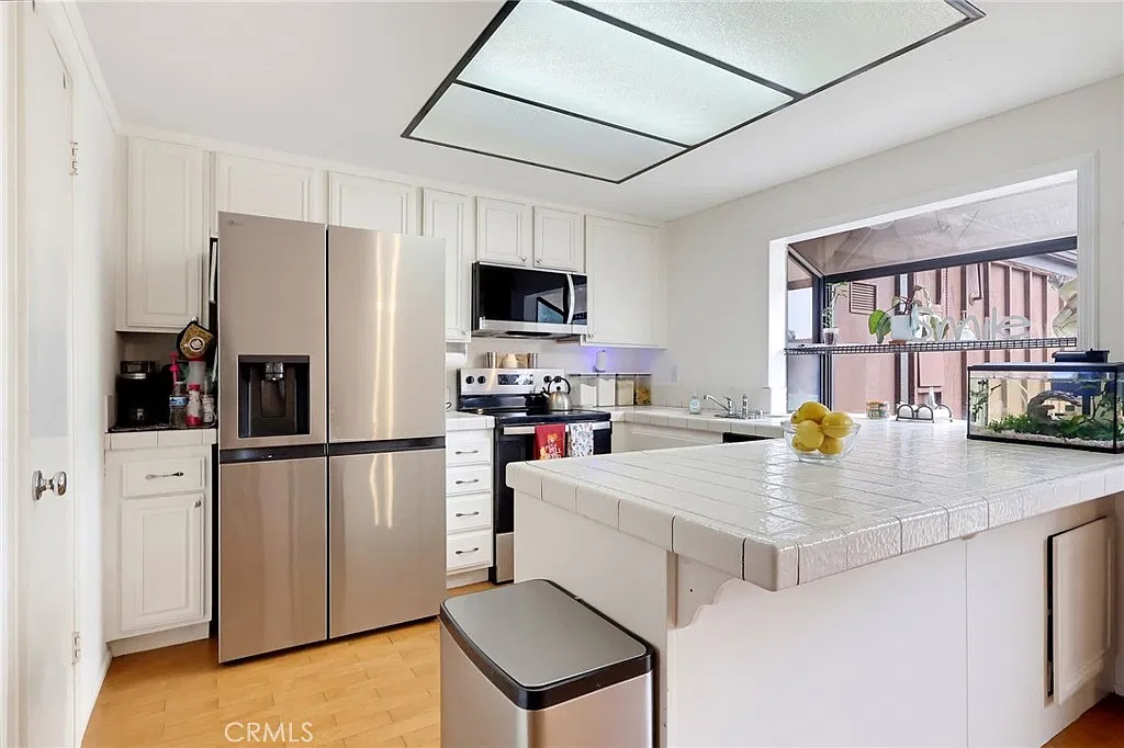 Just Listed: San Pedro Townhome with 2 Primary Suites! — gallery photo 5