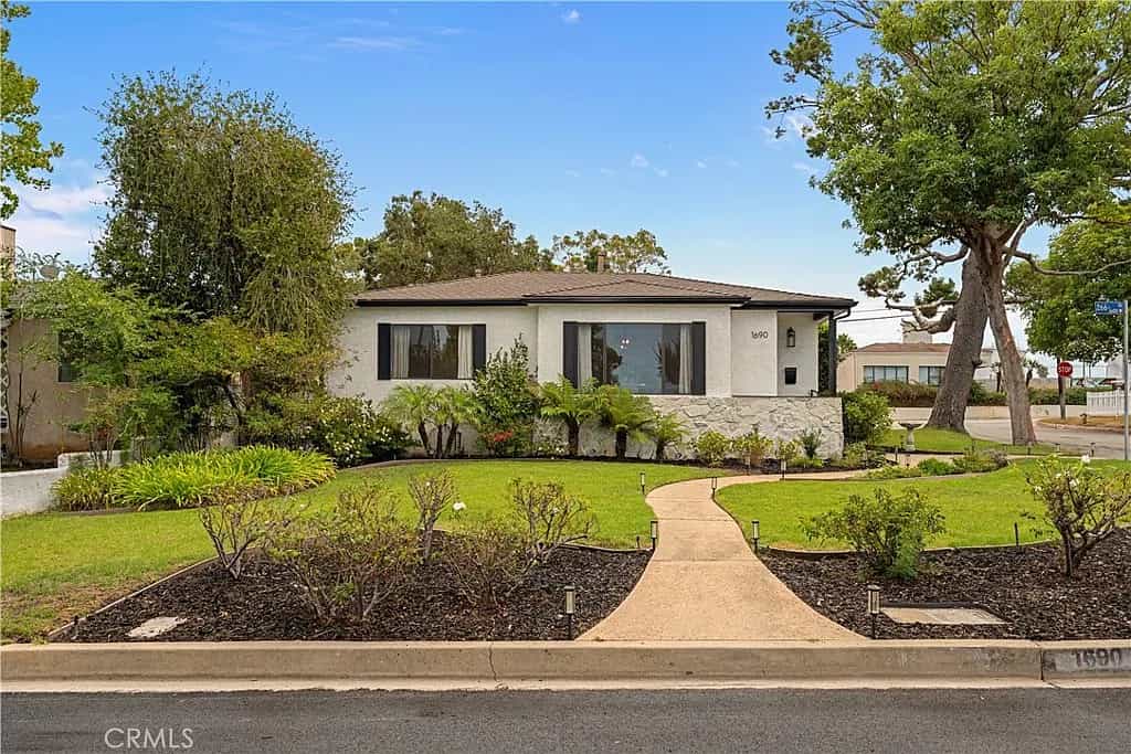 Just Listed: Charming Harbor Pines Home