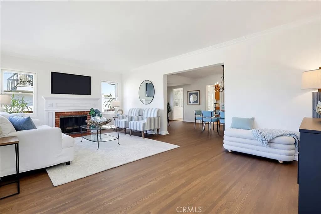 Just Listed: Versatile San Pedro Duplex with Income Potential! — gallery photo 3