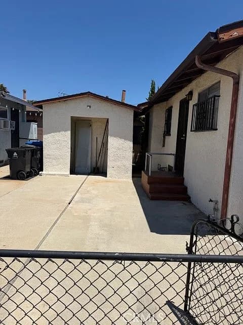 Just Listed: San Pedro Fixer on a Corner Lot! — gallery photo 4