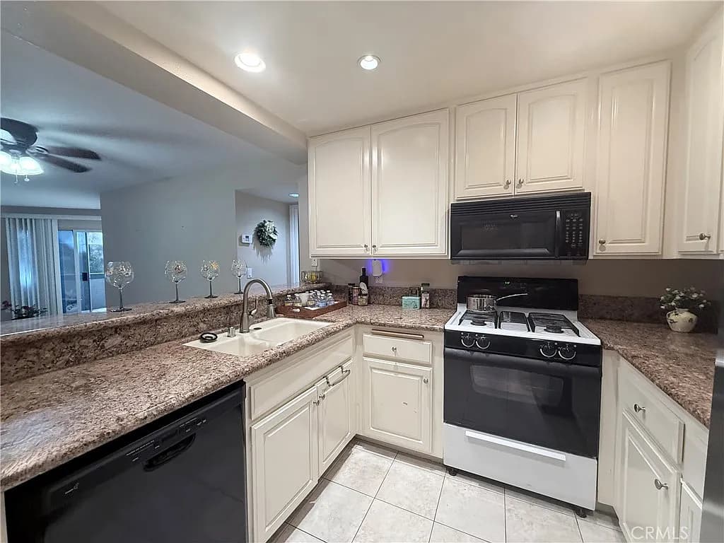 SOLD! Harbour Walk Condo in San Pedro — gallery photo 3