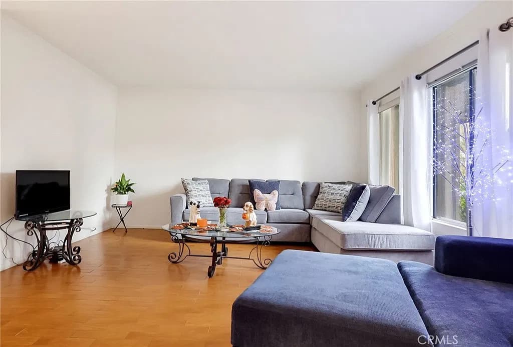 Just Listed: San Pedro Townhome with 2 Primary Suites! — gallery photo 3