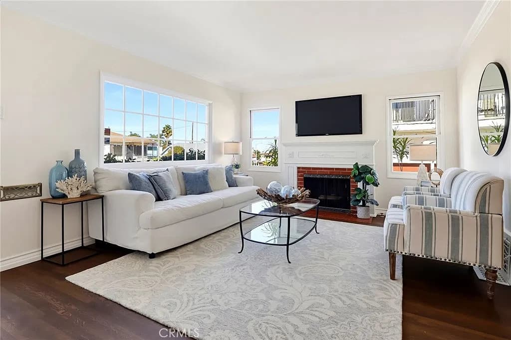 Just Listed: Versatile San Pedro Duplex with Income Potential! — gallery photo 4