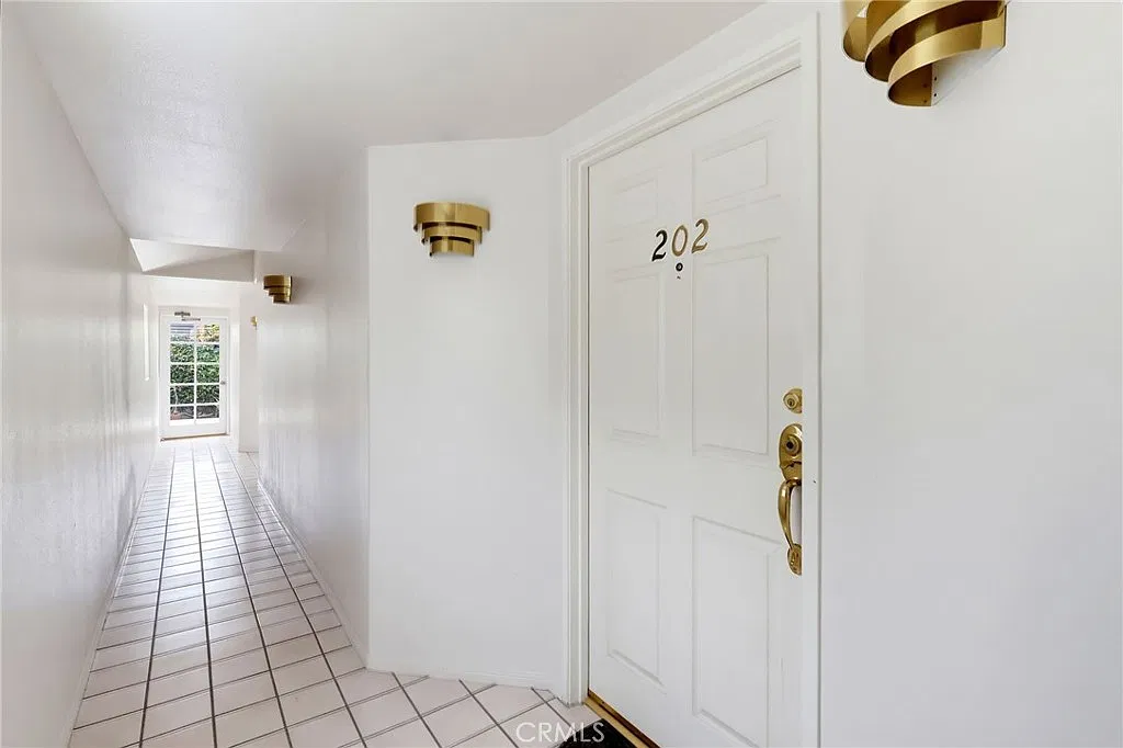 Just Listed: San Pedro Condo Near the Waterfront — gallery photo 3