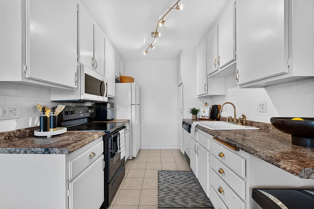 Just Listed: Move-In-Ready Condo with Park Views in Long Beach — gallery photo 4