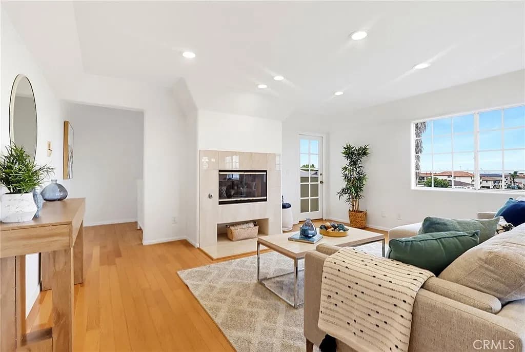 Just Listed: San Pedro Condo Near the Waterfront — gallery photo 5
