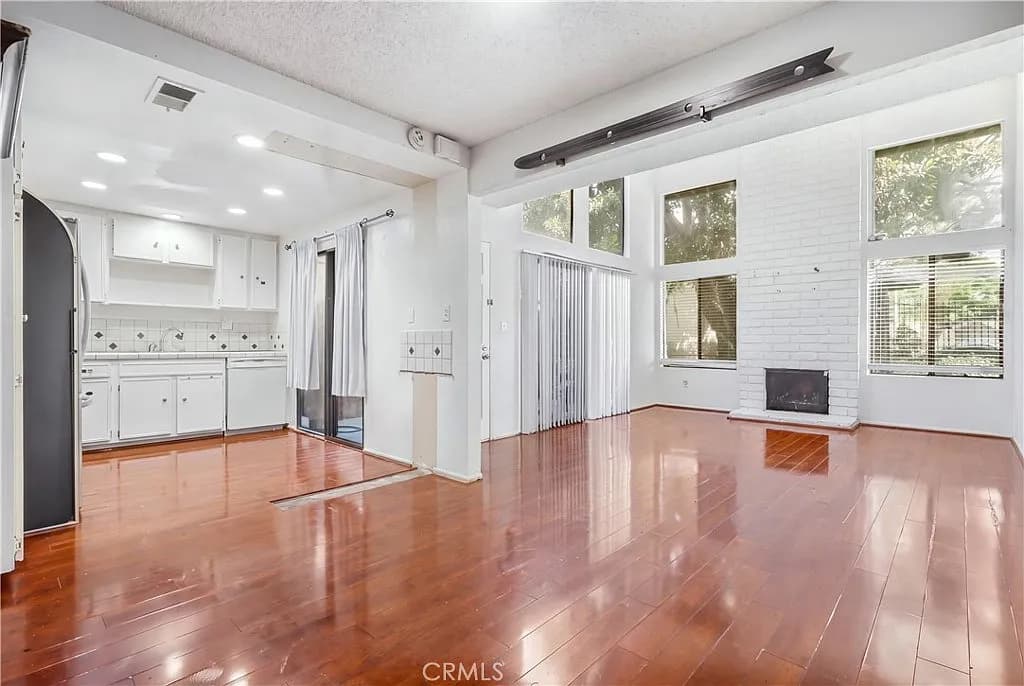 Just Listed: Bixby Knolls Townhome with 3 Beds & 2 Baths — gallery photo 3