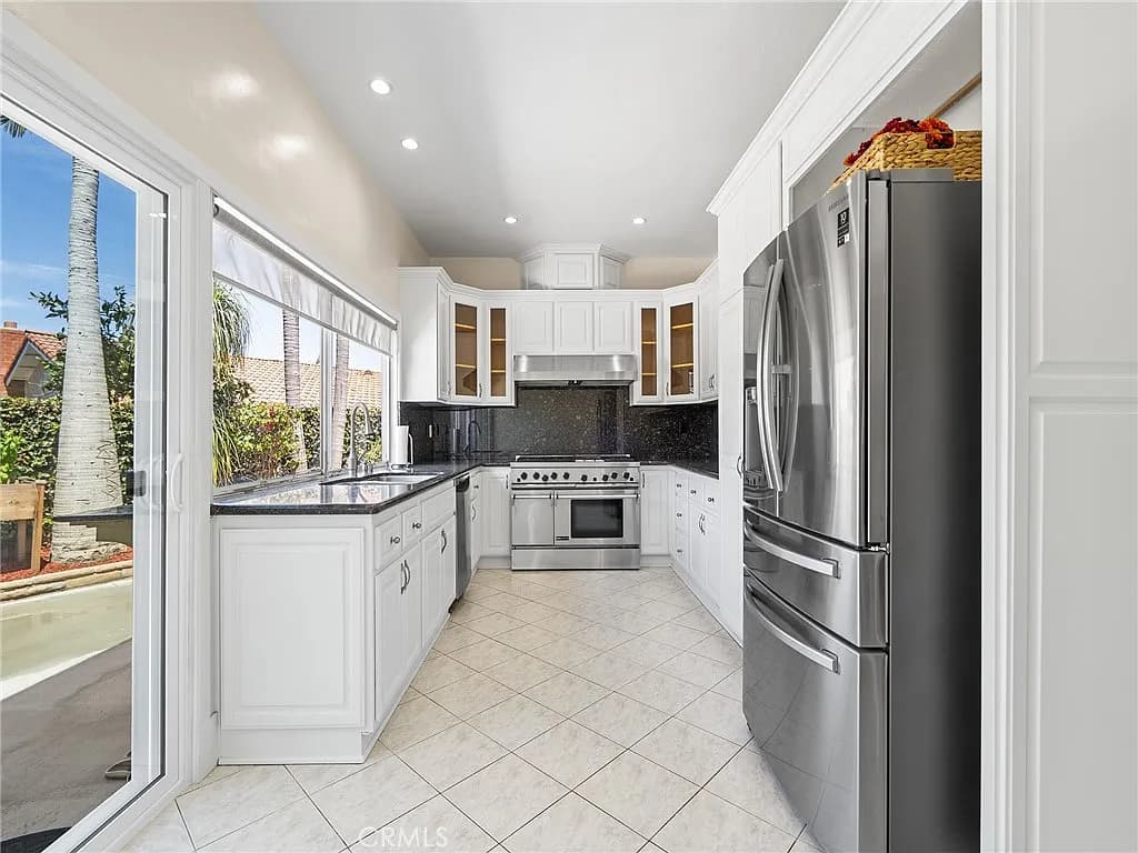 Turnkey 4-Bedroom Retreat on a Seal Beach Cul-de-Sac — gallery photo 4
