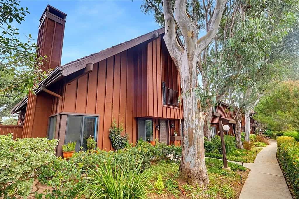 Just Listed: San Pedro Townhome with 2 Primary Suites!