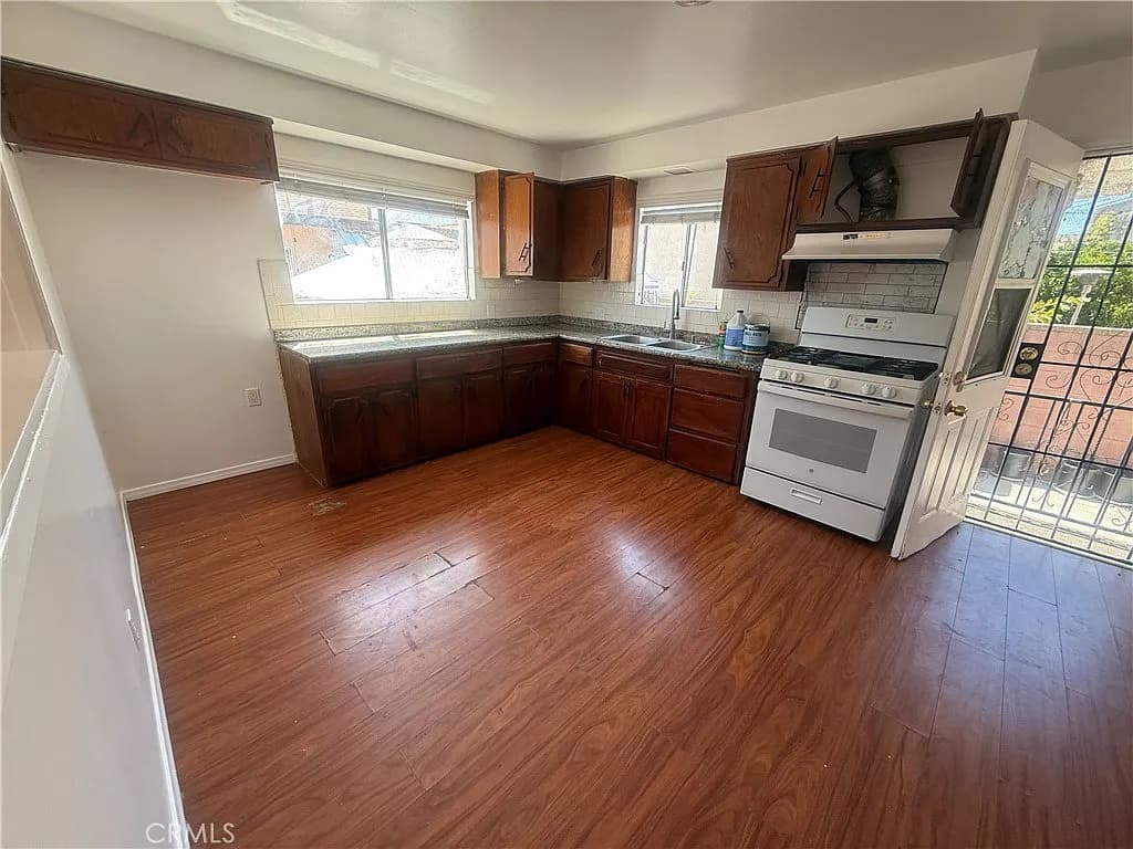 Just Listed: San Pedro Duplex Opportunity — gallery photo 3