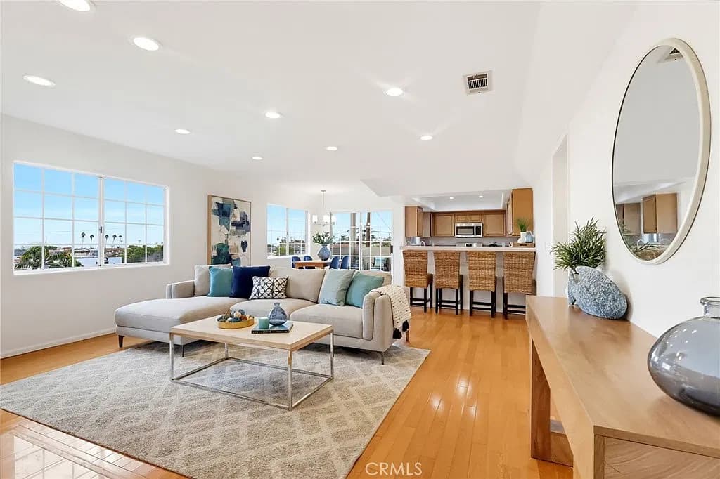 Just Listed: San Pedro Condo Near the Waterfront — gallery photo 4