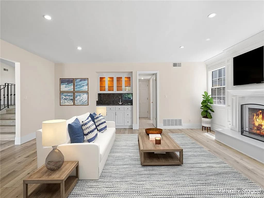 Turnkey 4-Bedroom Retreat on a Seal Beach Cul-de-Sac — gallery photo 5