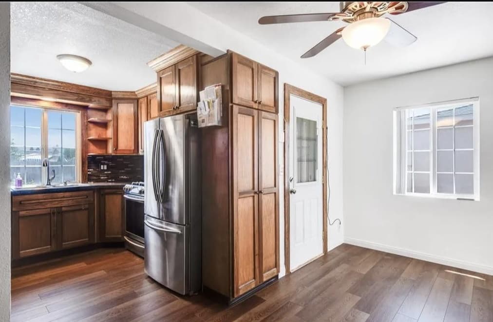 Charming Move-In Ready Hawthorne Home with Spacious Back Yard — gallery photo 4