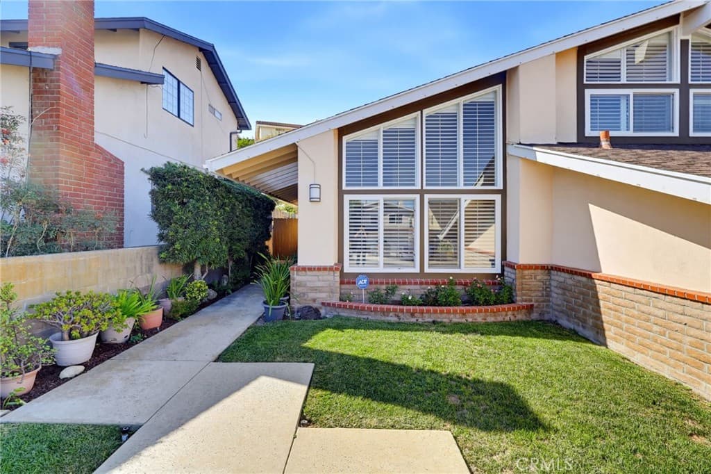 Broker's Open House Wed 11AM - 1PM | Split-Level Retreat in Miraleste Pines — gallery photo 3