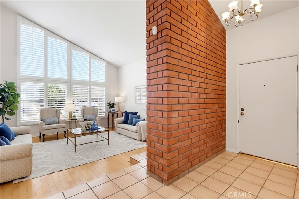 Broker's Open House Wed 11AM - 1PM | Split-Level Retreat in Miraleste Pines — gallery photo 5