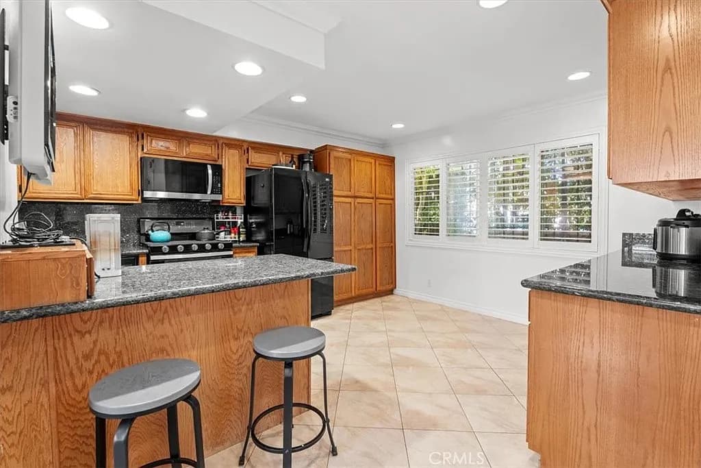 Just Listed: Bright South Bay 2-Bedroom Condo — gallery photo 4