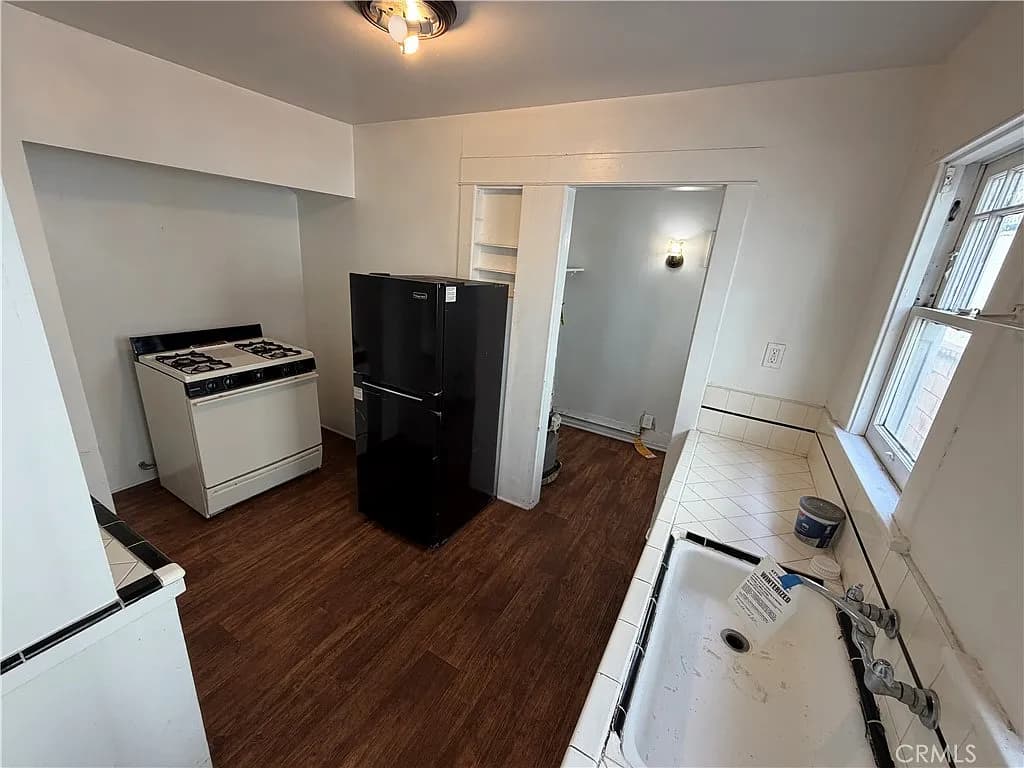Just Listed: Vacant Point Fermin Duplex with Upside — gallery photo 4