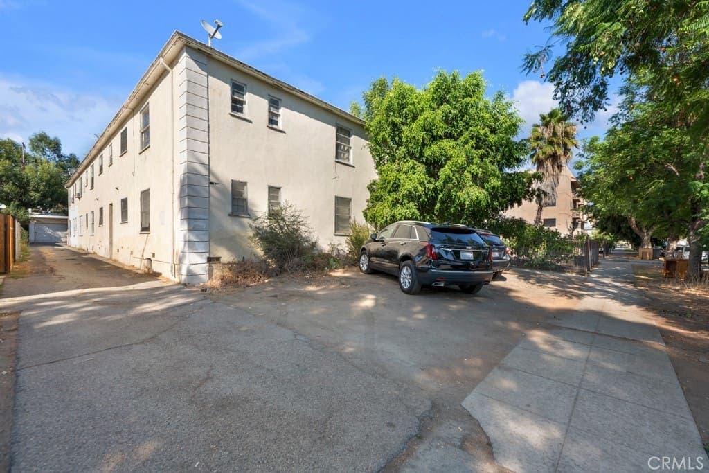 Just Sold: Van Nuys 6-Unit Investment Opportunity — exterior view