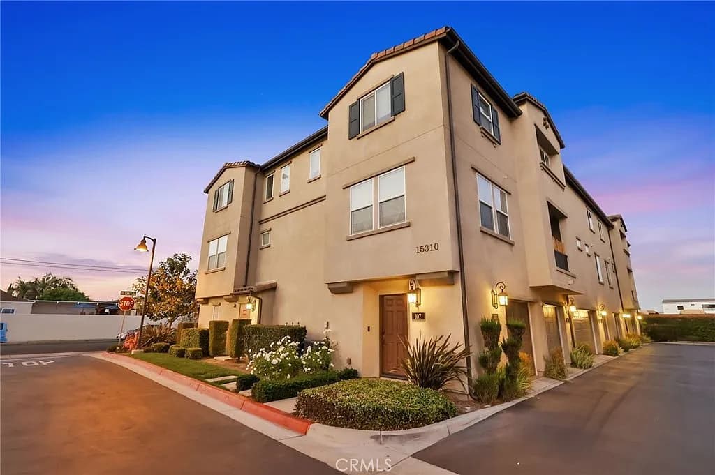 Just Listed: Move-In Ready Gardena Condo — gallery photo 3