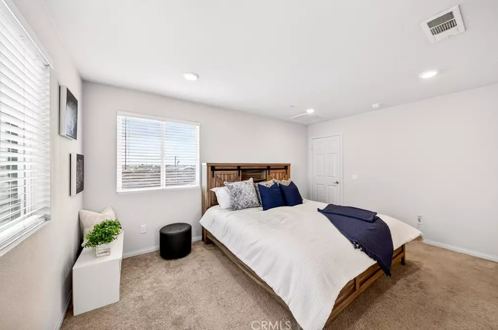 Rare Detached 4-Bed Townhome with Paid Solar in Harbor City — gallery photo 5