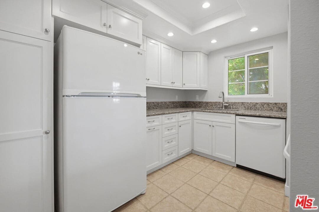 Just Sold | Rare 3-Bedroom Newport Villas Home — gallery photo 3