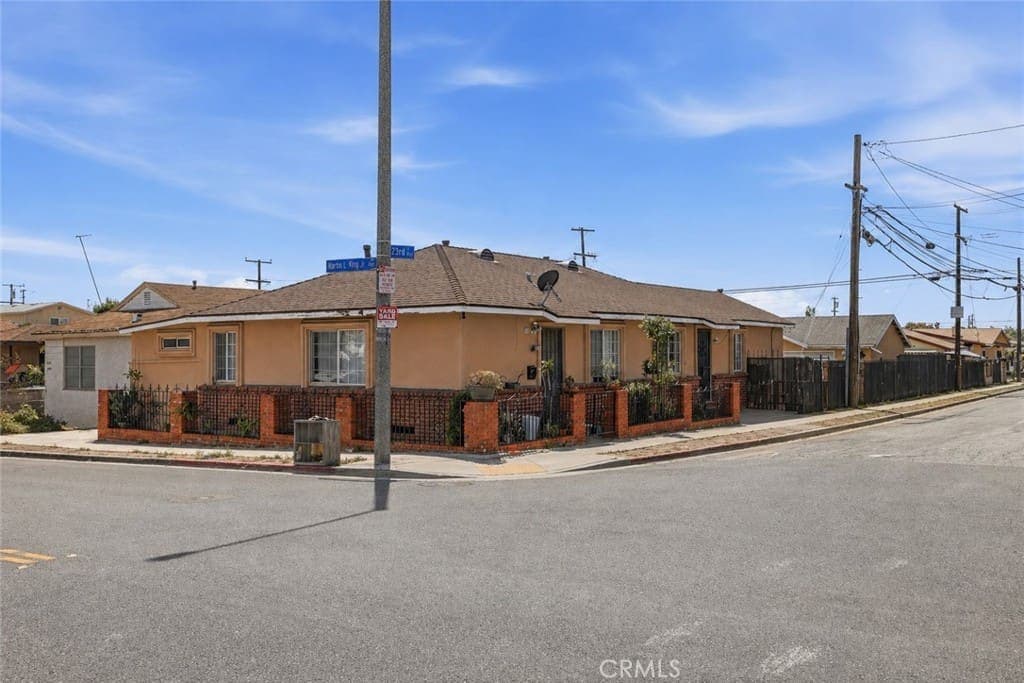 Just Sold: Versatile Duplex in Central Long Beach — exterior view