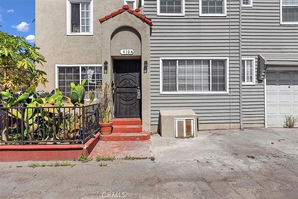 Live in One, Rent the Other - Duplex Opportunity in Long Beach — gallery photo 3