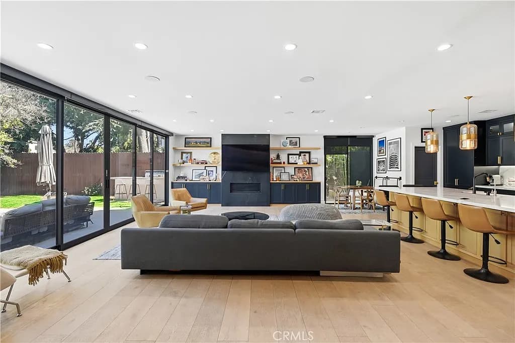 Luxury Family Living in Sherman Oaks with an Oversized Lot — gallery photo 4