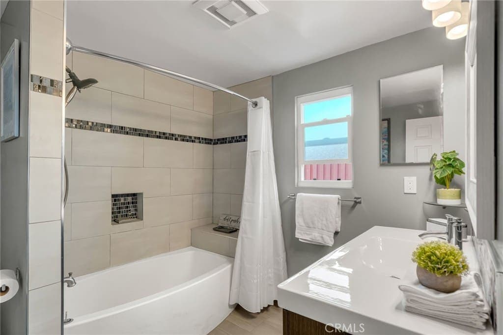 Just Sold: Charming Lomita Home with Versatile Layout — gallery photo 3