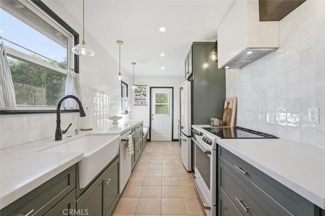 Just Sold | Stunning Artcraft Manor Home — gallery photo 4