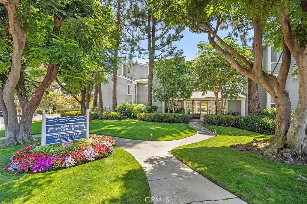 Top-Floor Harbor Gate Retreat