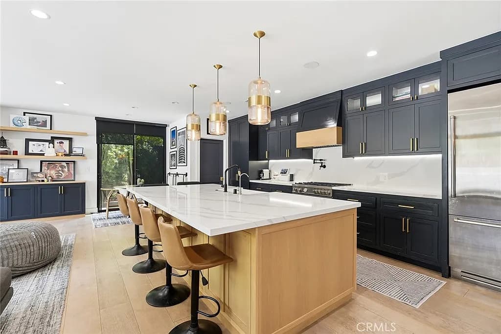 Luxury Family Living in Sherman Oaks with an Oversized Lot — gallery photo 3