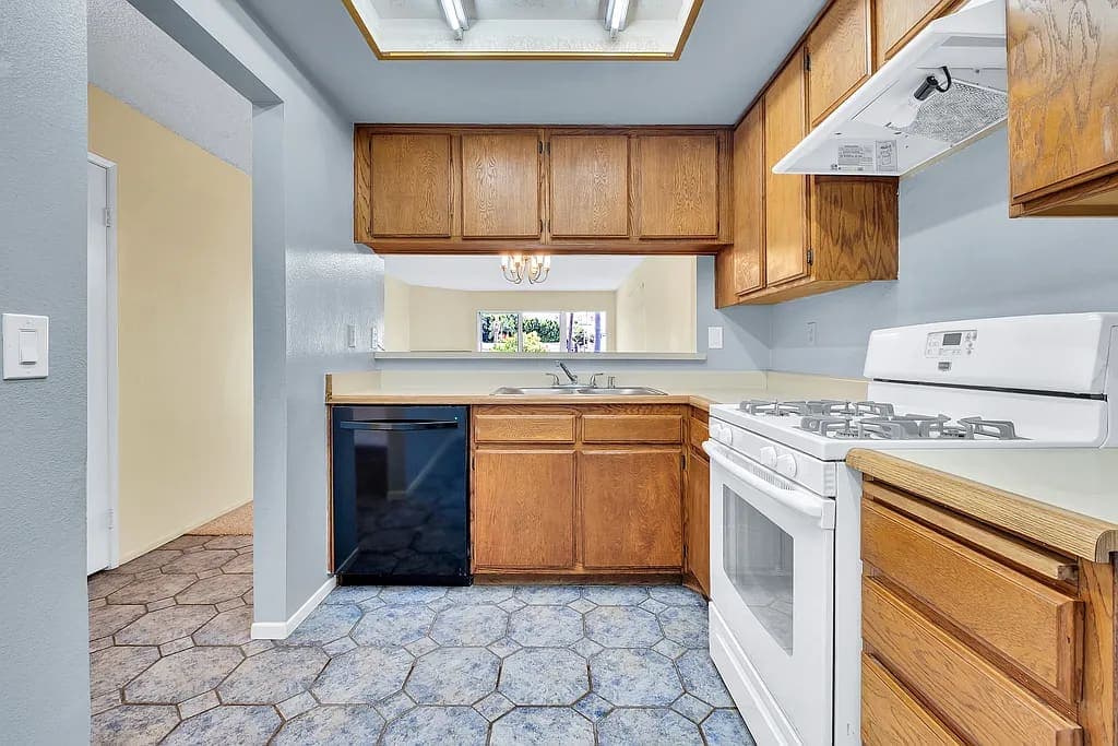 Just Sold: Beautiful 2-Bedroom Condo Near the Beach — gallery photo 3