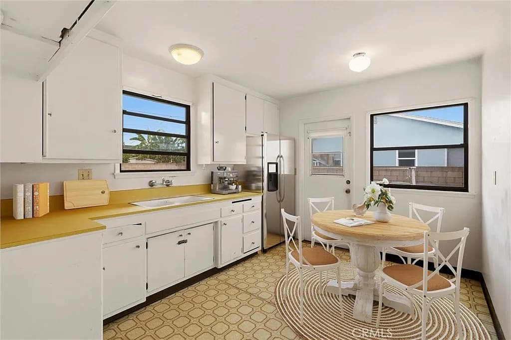 Just Sold: A Rare Opportunity in a Desirable Neighborhood — gallery photo 4