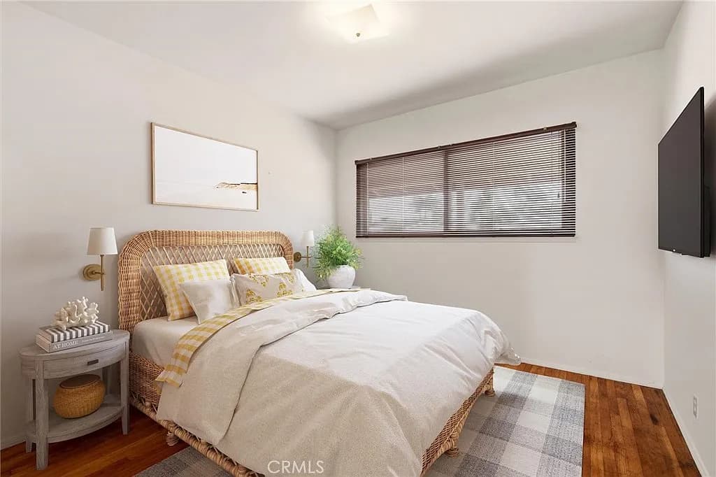 Just Sold: A Rare Opportunity in a Desirable Neighborhood — gallery photo 3