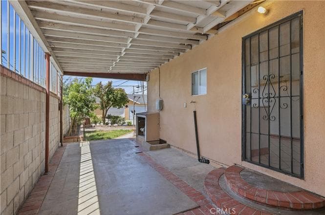 Just Sold: Versatile Duplex in Central Long Beach — gallery photo 4