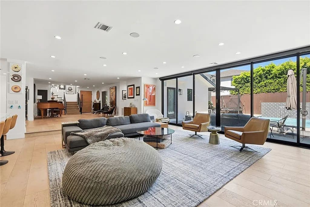 Luxury Family Living in Sherman Oaks with an Oversized Lot — gallery photo 5
