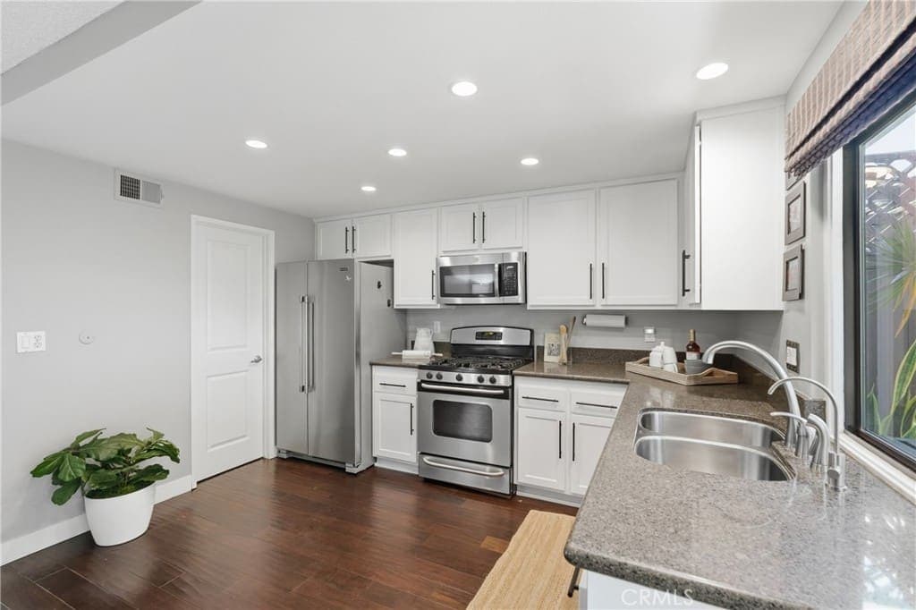 SOLD! Modern San Pedro Home Finds Its New Owners — gallery photo 4