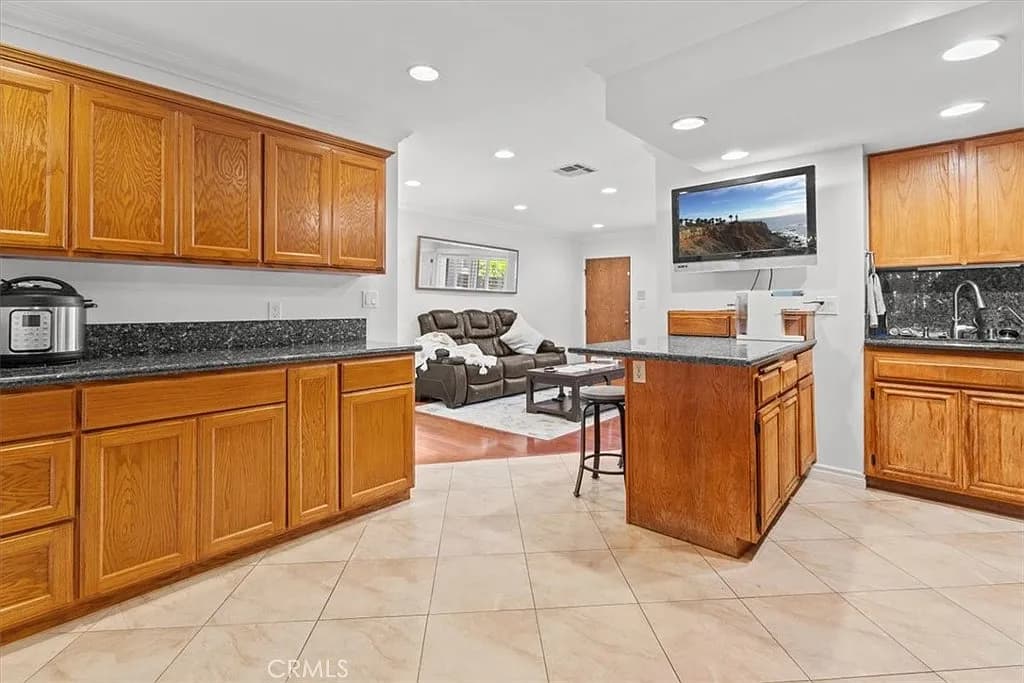 Just Listed: Bright South Bay 2-Bedroom Condo — gallery photo 5
