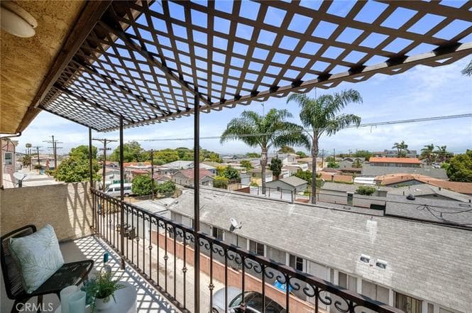 Just Sold: Top-Floor Vista Del Oro Condo — gallery photo 4