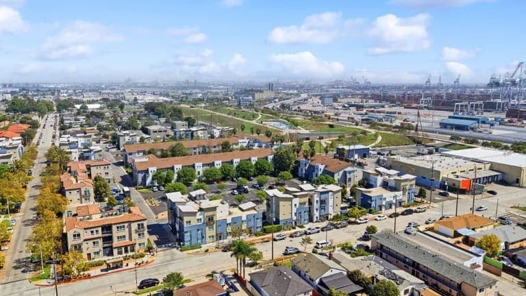 Just Sold: Strategic LARD2 Opportunity Near the Waterfront — gallery photo 5