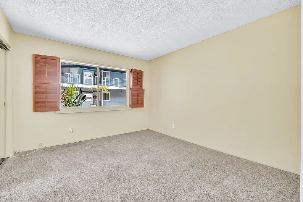Just Sold: Beautiful 2-Bedroom Condo Near the Beach — gallery photo 4