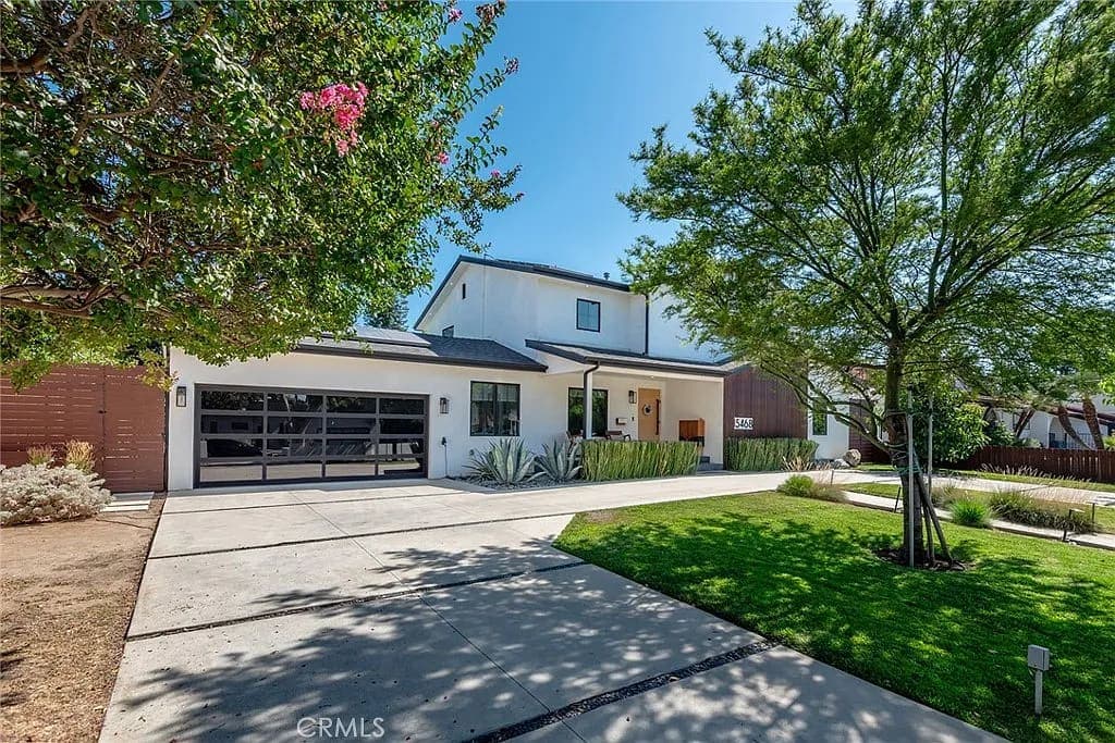 Photo of Luxury Family Living in Sherman Oaks with an Oversized Lot