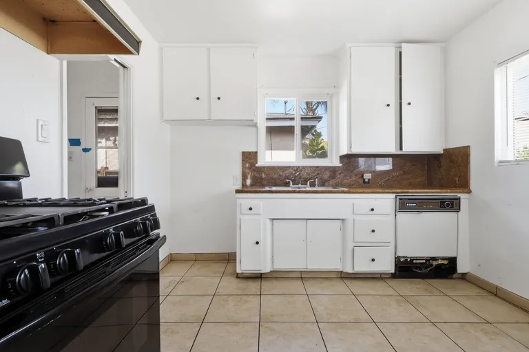 Just Sold: Strategic LARD2 Opportunity Near the Waterfront — gallery photo 4