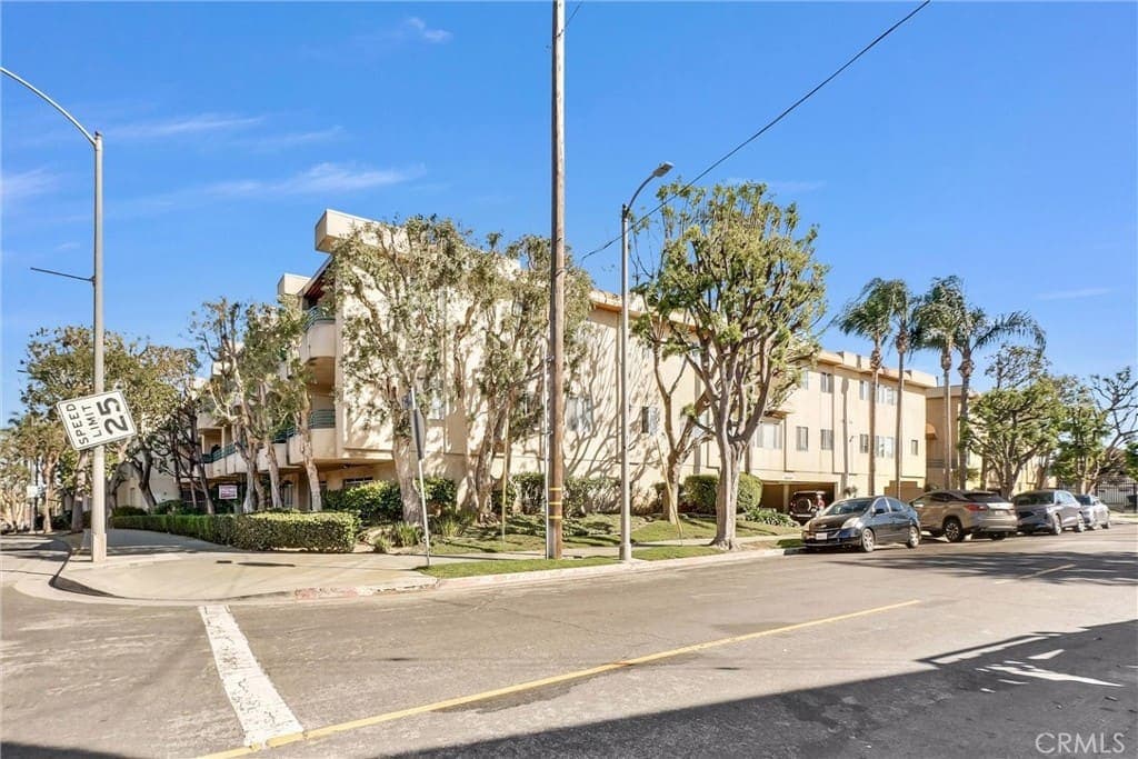 Sold: Top-Floor Harbor View Condo in San Pedro — exterior view