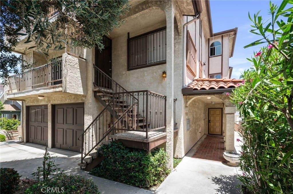 Just Sold: Top-Floor Vista Del Oro Condo — exterior view
