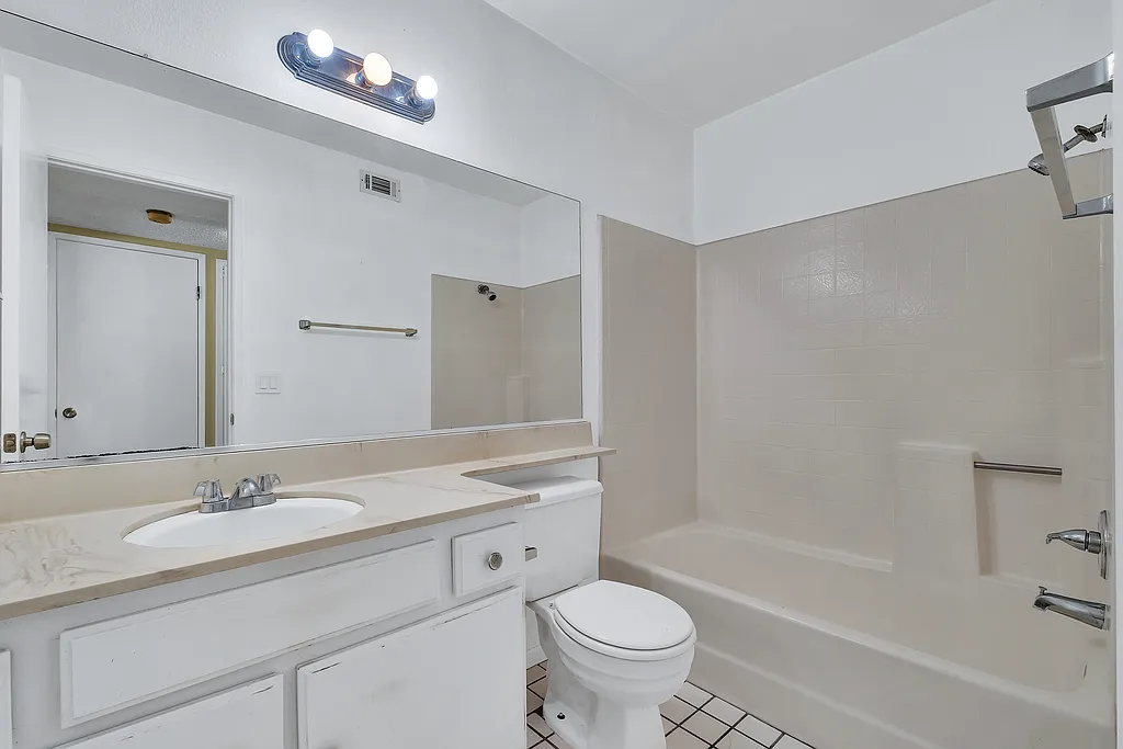 Just Sold: Beautiful 2-Bedroom Condo Near the Beach — gallery photo 5