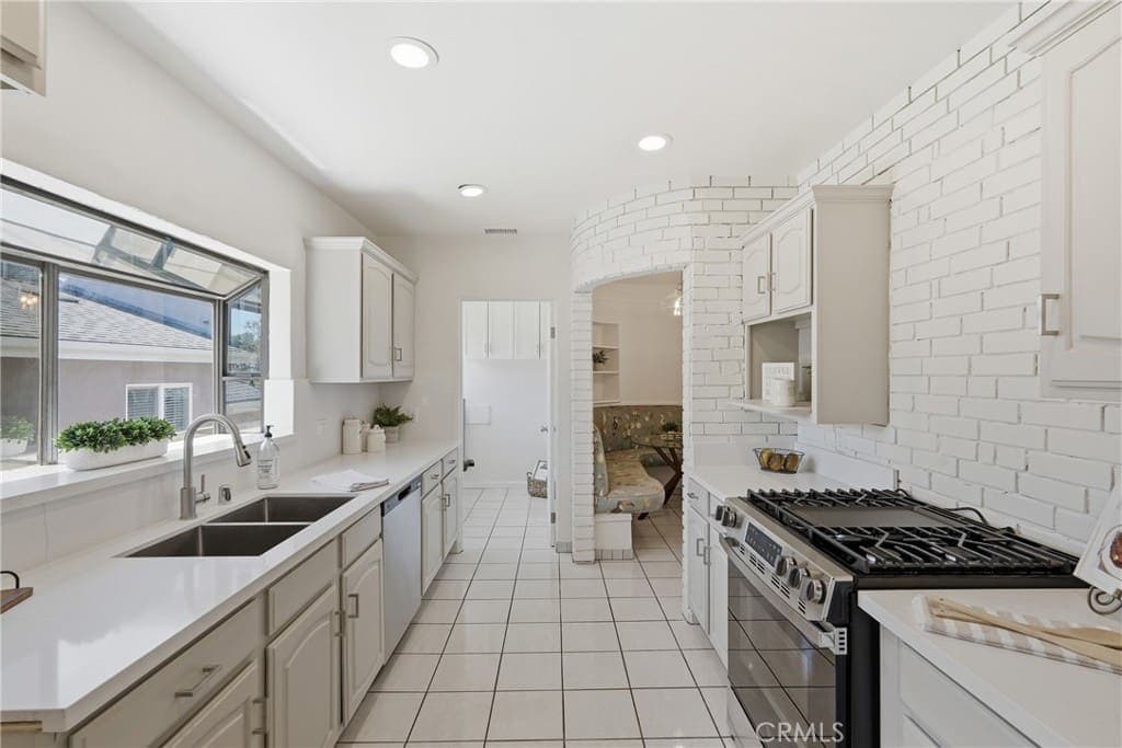 Just Sold: Coastal San Pedro Home with Ocean Views — gallery photo 3