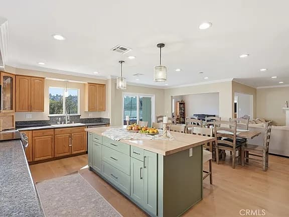 Turnkey Single-Level Peninsula Home — gallery photo 4
