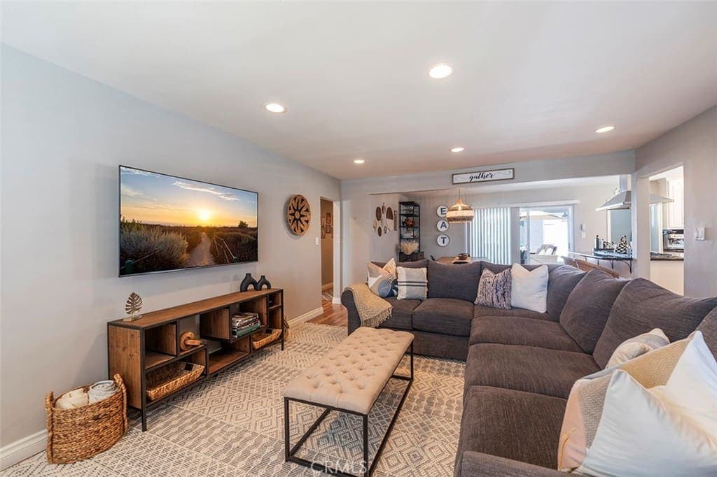 SOLD! Beautiful 4-Bedroom Home in Prime Location — gallery photo 3